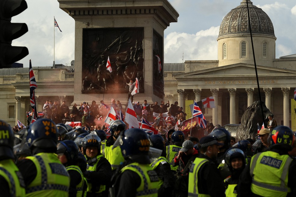 Manifestação contra imigrantes reúne 100 mil em Londres — Foto: Reuters