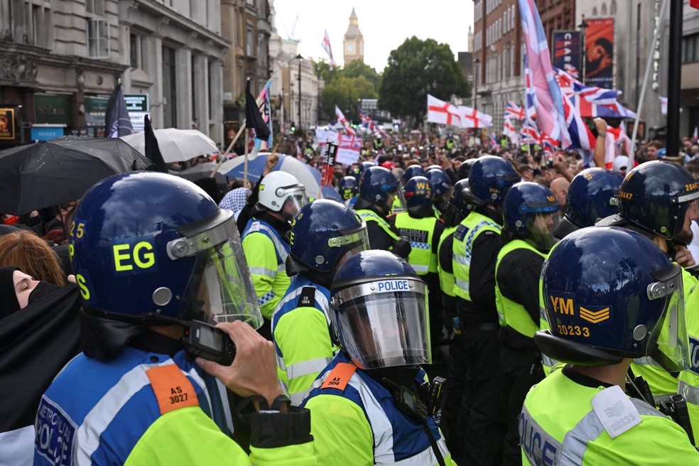 Manifestantes entraram em conflito com a polícia no centro de Londres no sábado — Foto: Reuters