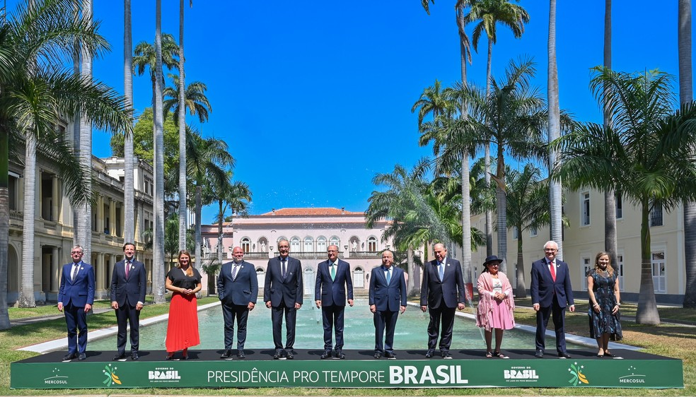 Alckmin e ministros do Mercosul e do EFTA posam para foto oficial após assinatura de acordo — Foto: Divulgação