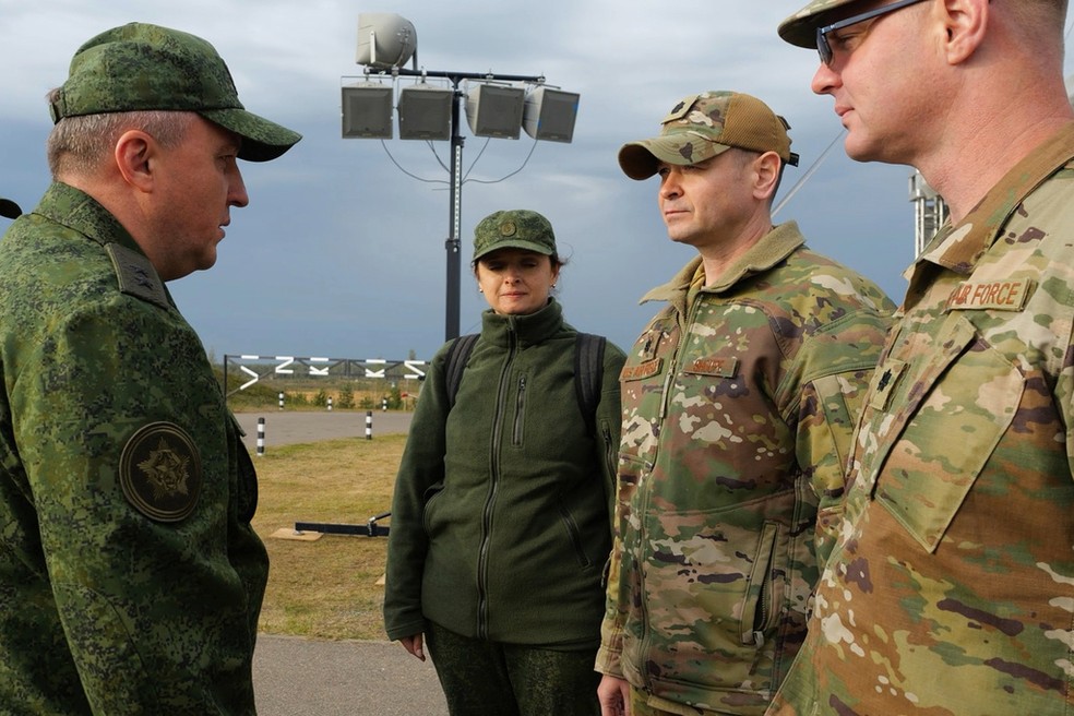 Militares norte-americanos (à direita) conversam com o ministro da Defesa belarusso durante visita-surpresa em 15 de setembro de 2025. — Foto: Ministério da Defesa de Belarus via AP