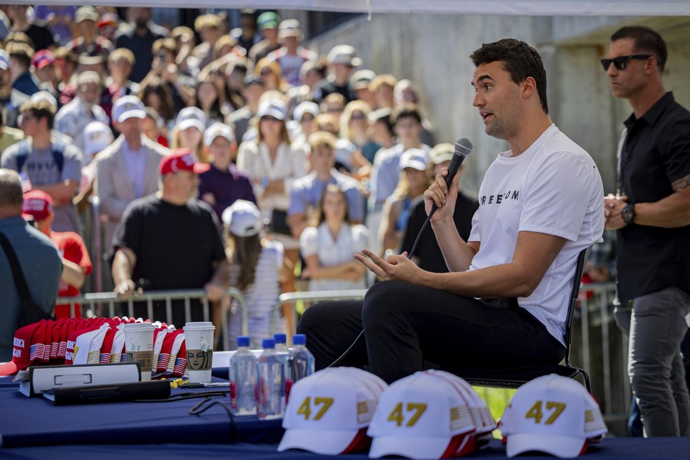 Charlie Kirk, ativista conservador, discursa pouco antes de ser baleado em Utah, em 10 de setembro de 2025 — Foto: Tess Crowley/The Deseret News via AP
