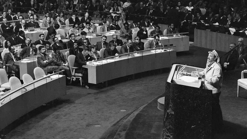 Yasser Arafat, em discurso em 1974 na Assembleia Geral da ONU — Foto: Getty Images via BBC
