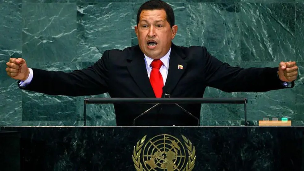 Hugo Chávez roubou a cena ao criticar o seu então homólogo norte-americano, George W. Bush, em 2006 — Foto: Getty Images via BBC