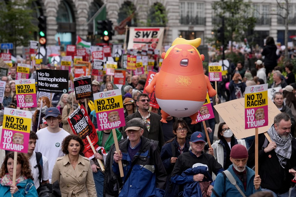 Manifestantes exibem boneco de paródia do presidente dos EUA, Donald Trump, em protesto em Londres contra a visita de Trump no Reino Unido, em 17 de setembro de 2025. — Foto: Maja Smiejkowska/ Reuters