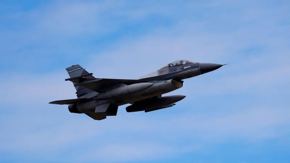 Um avião F-16 detectou drone russo no espaço aéreo romeno na fronteira com Ucrânia. — Foto: EPA via BBC