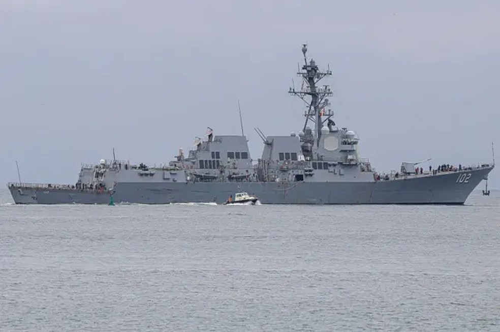 O navio de guerra americano Sampson foi visto em um porto no Panamá na terça-feira — Foto: Getty Images via BBC