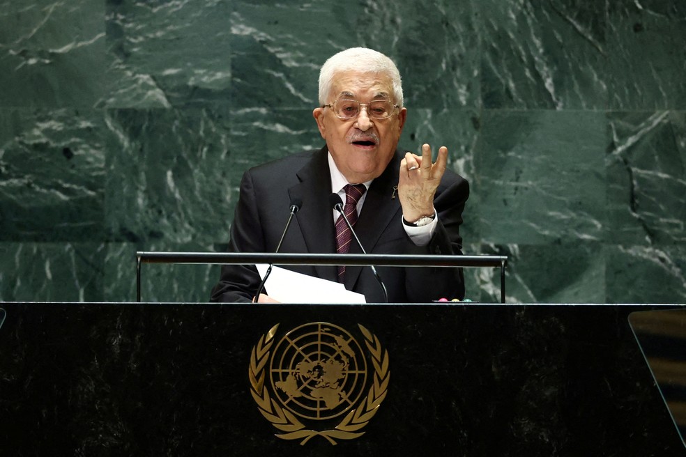 O presidente palestino, Mahmoud Abbas, discursa na 79ª Assembleia Geral das Nações Unidas, em 2024. — Foto: REUTERS/Brendan McDermid