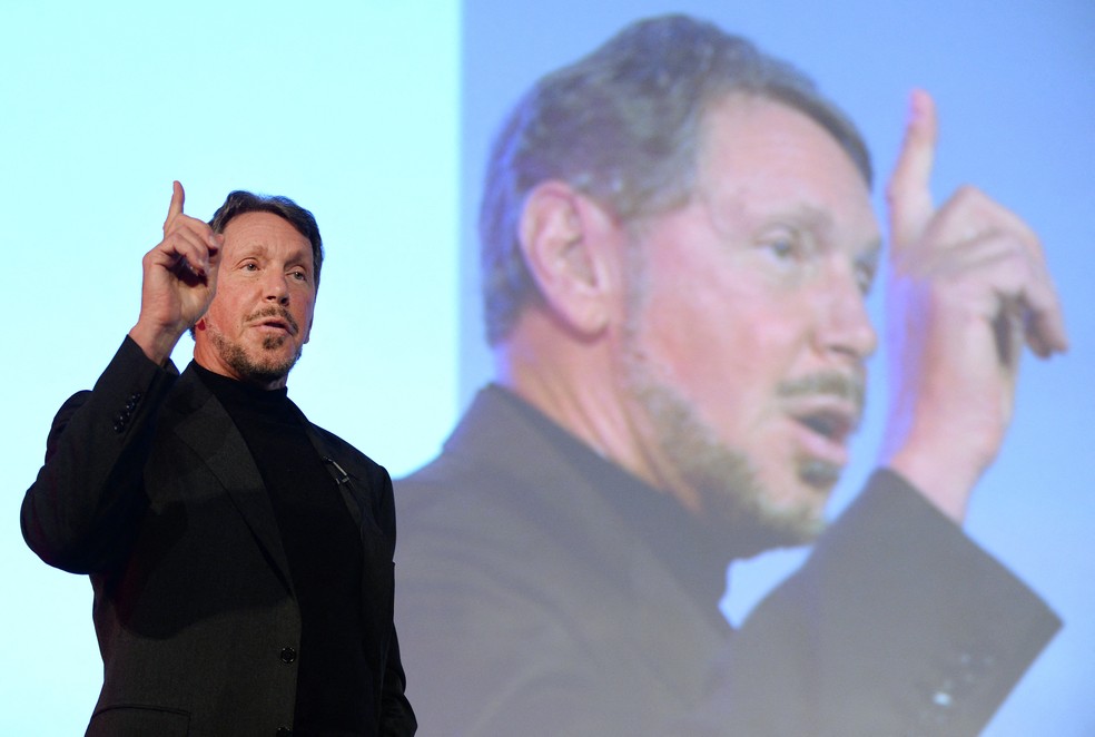 Larry Ellison, CEO da Oracle Corporation, gesticula enquanto faz um discurso durante a Cúpula da Nova Economia de 2014, em Tóquio, no dia 9 de abril de 2014. — Foto: TORU YAMANAKA / AFP