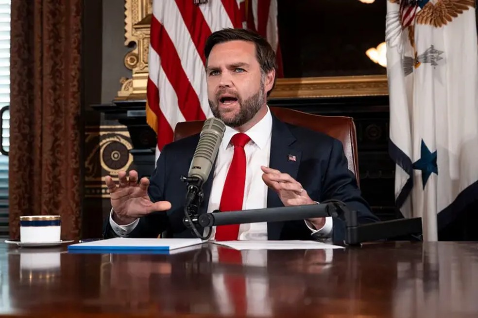 J.D. Vance, vice-presidente dos EUA, apresentou um episódio do 'Charlie Kirk Show', um podcast diário que Kirk apresentava — Foto: Getty Images via BBC