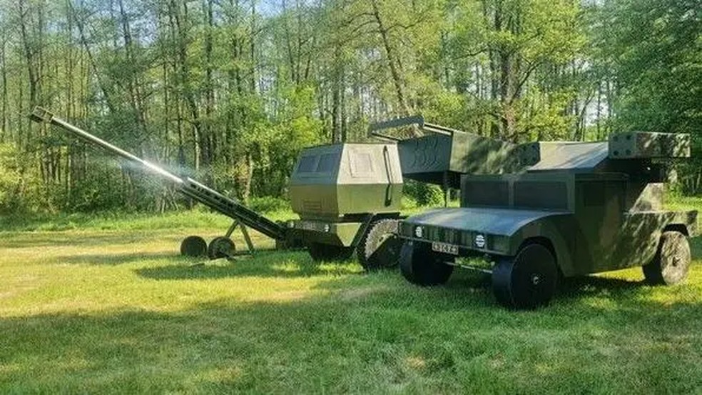 Do alto, esses objetos parecem um obus M777, um lançador de mísseis Himars e um veículo Humvee usados pela Ucrânia. — Foto: Na Chasi via BBC