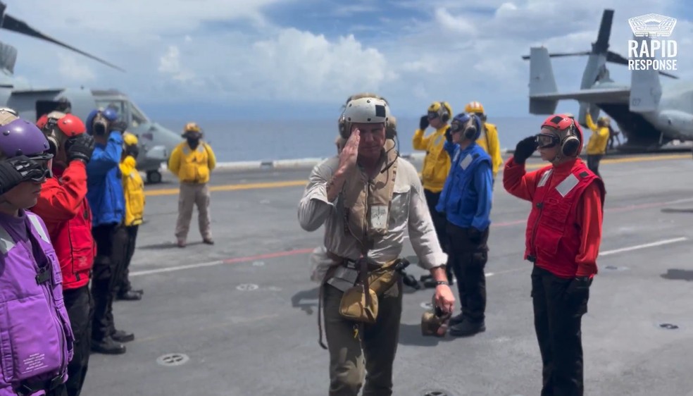 Pete Hegseth, secretário de Guerra dos EUA, no USS Iwo Jima em 8 de setembro de 2025 — Foto: Departamento de Guerra dos EUA