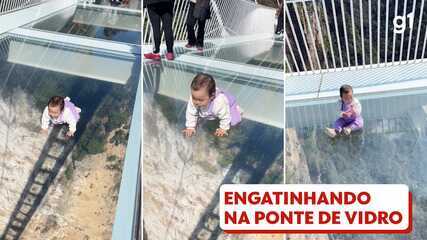 Que aflição! VÍDEO mostra bebê engatinhando em ponte de vidro na China