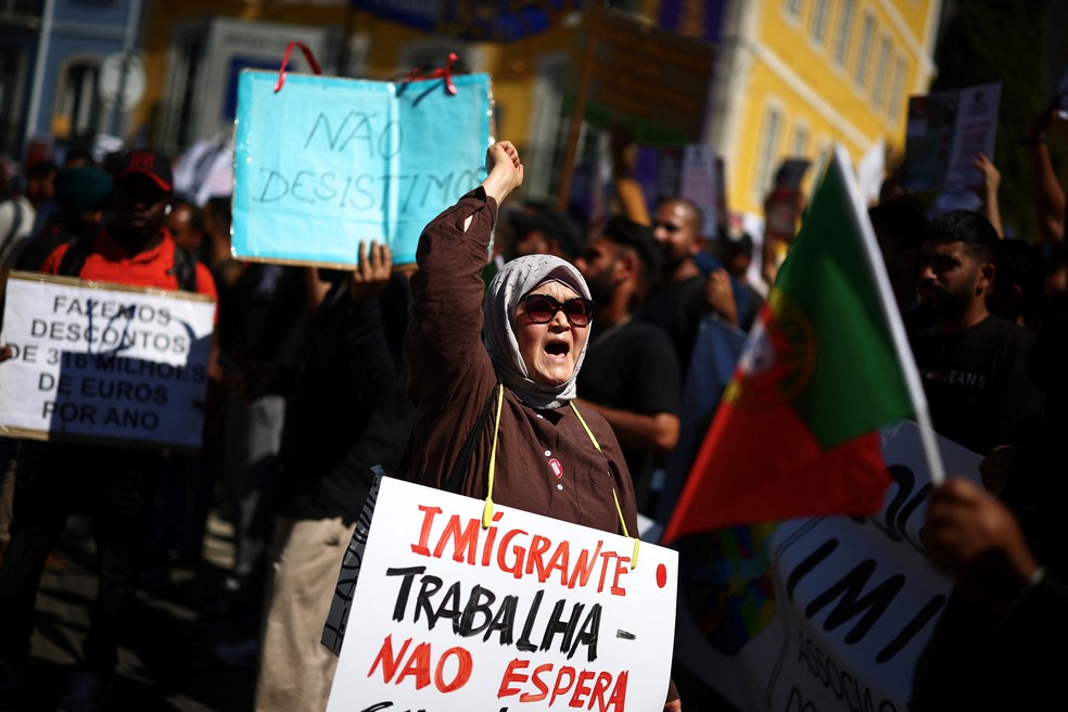 Imigrantes protestam em frente ao Parlamento português por direitos e autorizações de residência, em Lisboa, Portugal, em 17 de setembro de 2025. — Foto: REUTERS/Pedro Nunes
