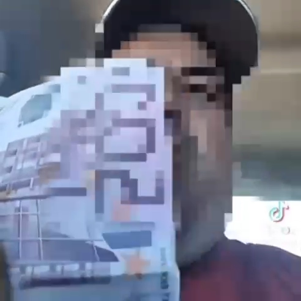 Português mostra nota de 500 euros ao gravar vídeo que viralizou no TikTok, prometendo recompensa pela cabeça de brasileiros — Foto: TikTok / Reprodução