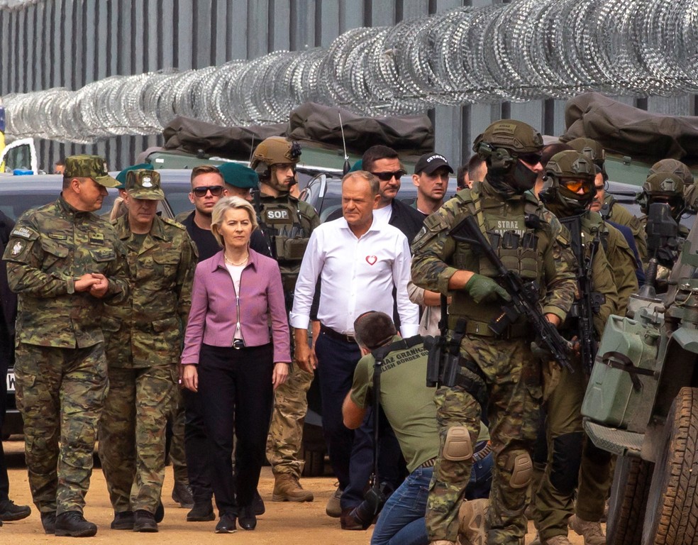 A presidente da Comissão Europeia, Ursula von der Leyen, visita fronteira da Polônia com Belarus com o primeiro-ministro polonês, Donald Tusk, em 31 de agosto de 2025. — Foto: Agnieszka Sadowska/ Agencja Wyborcza.pl via Reuters