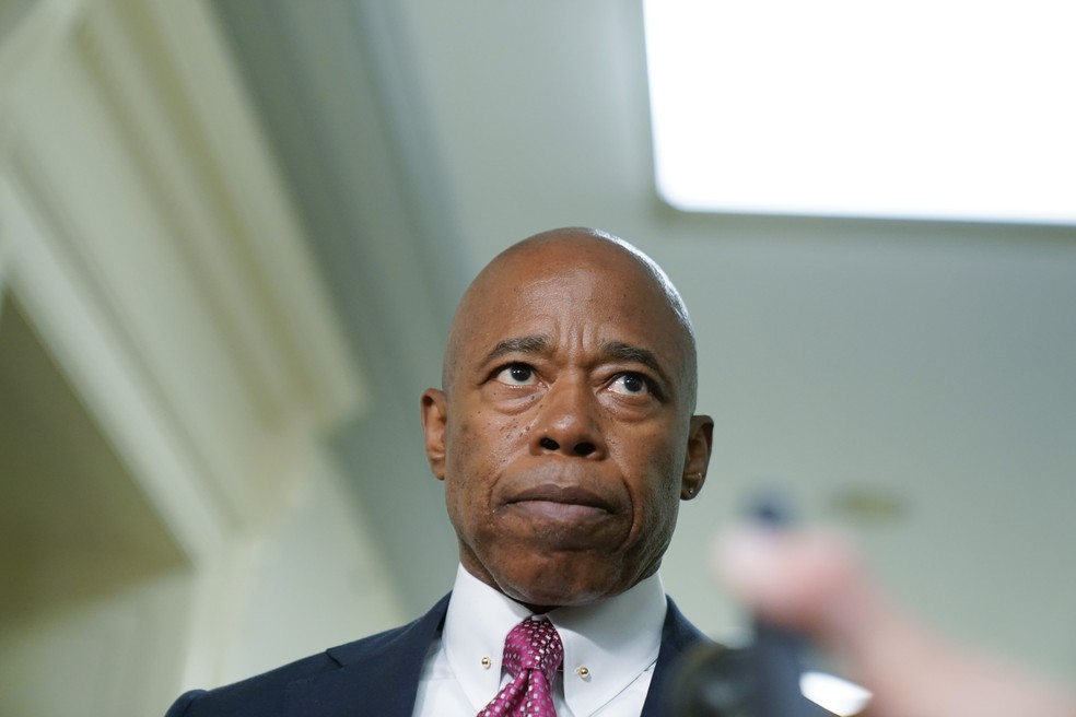 Eric Adams, prefeito da cidade de Nova York, durante evento — Foto: Andrew Harnik/AP
