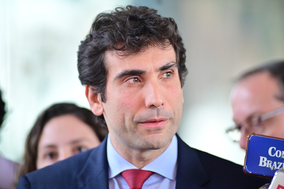 Foto, Gabriel Galipolo. Nesta terça (9) o Secretário Gabriel Galípolo indicado Diretor Bacen, fala com a imprensa sobre a indicação para diretoria de política monetária do Banco Central — Foto: TON MOLINA/FOTOARENA/FOTOARENA/ESTADÃO CONTEÚDO