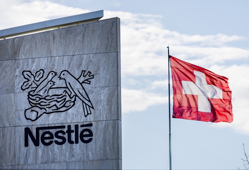Logo da Nestlé na sede da empresa em Vevey, na Suíça, em 25 de novembro de 2024. — Foto: REUTERS/Denis Balibouse