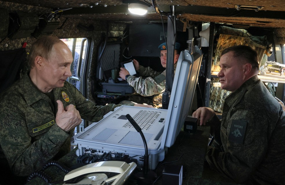 Presidente da Rússia, Vladimir Putin, aparece de farda militar para observar exercícios militares conjuntos dos Exércitos russo e de Belarus em campo de treinamento na região de Nizhny Novgorod, na Rússia, em 16 de setembro de 2025. — Foto: Sputnik/Mikhail Metzel/Pool via REUTERS
