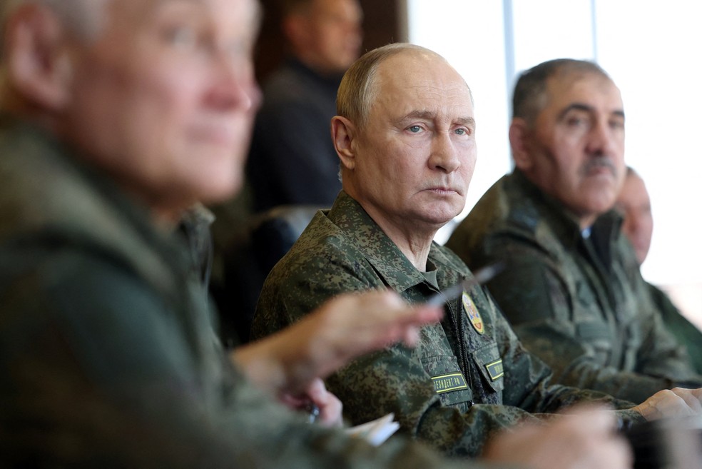 Presidente da Rússia, Vladimir Putin, aparece de farda militar para observar exercícios militares conjuntos dos Exércitos russo e de Belarus em campo de treinamento na região de Nizhny Novgorod, na Rússia, em 16 de setembro de 2025. — Foto: Sputnik/Valery Sherifulin/Pool via REUTERS