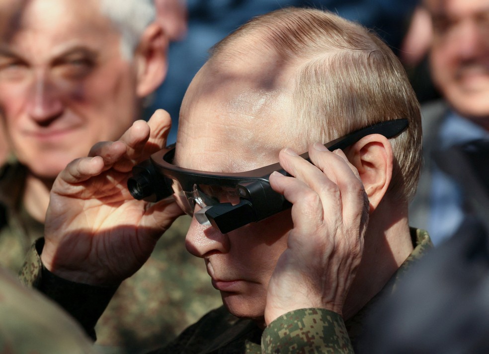 Putin veste óculos de visão termal em visita a campo de treinamento durante exercícios militares conjuntos entre Rússia e Belarus em 16 de setembro de 2025. — Foto: Sputnik/Mikhail Metzel/Pool via REUTERS