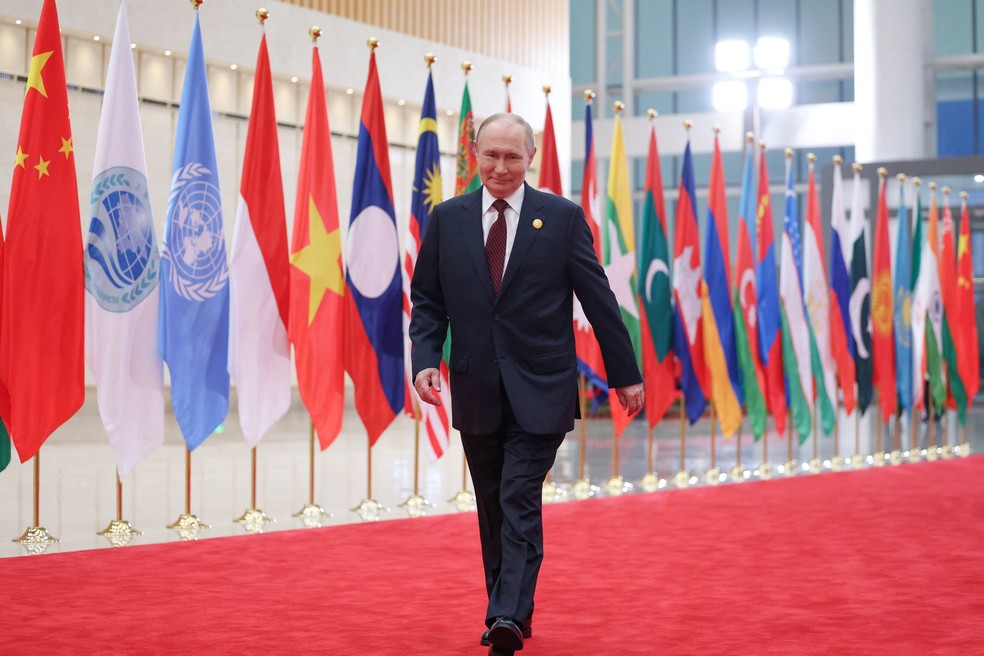 O presidente russo, Vladimir Putin, chega à cerimônia de boas-vindas aos chefes de Estado na cúpula da OCS em Tianjin. — Foto: Sputnik/Alexander Kazakov/Pool via REUTERS