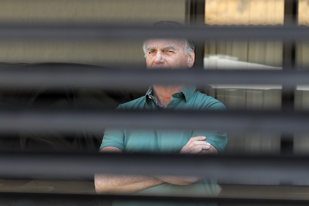 O ex-presidente Jair Bolsonaro em sua casa em Brasília nesta quinta-feira (11) — Foto: Sergio Lima/AFP