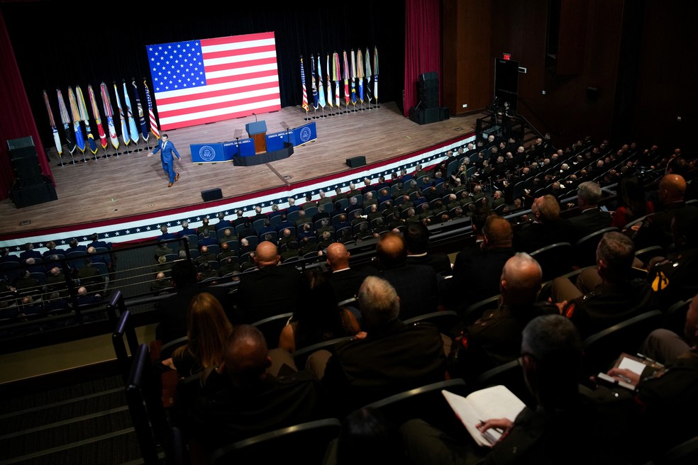 O secretário de Guerra dos EUA, Pete Hegseth, fala com altos líderes militares na Base do Corpo de Fuzileiros Navais de Quantico — Foto: Andrew Harnik/Pool via REUTERS