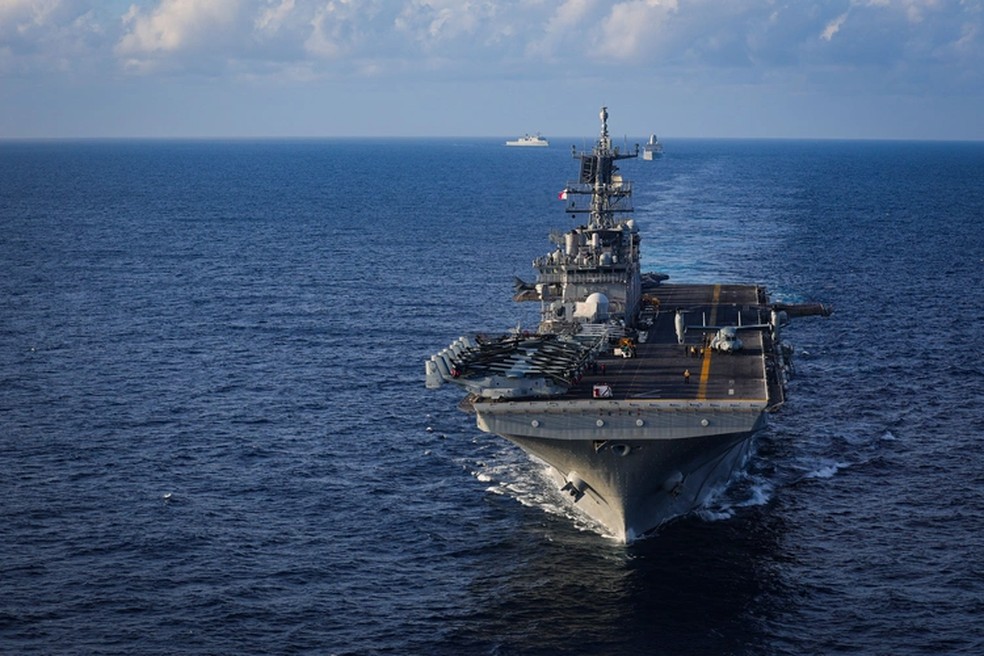 Navio anfíbio USS Iwo Jima navegando no mar do Caribe em 28 de agosto de 2025. — Foto: Logan Goins/Marinha dos Estados Unidos