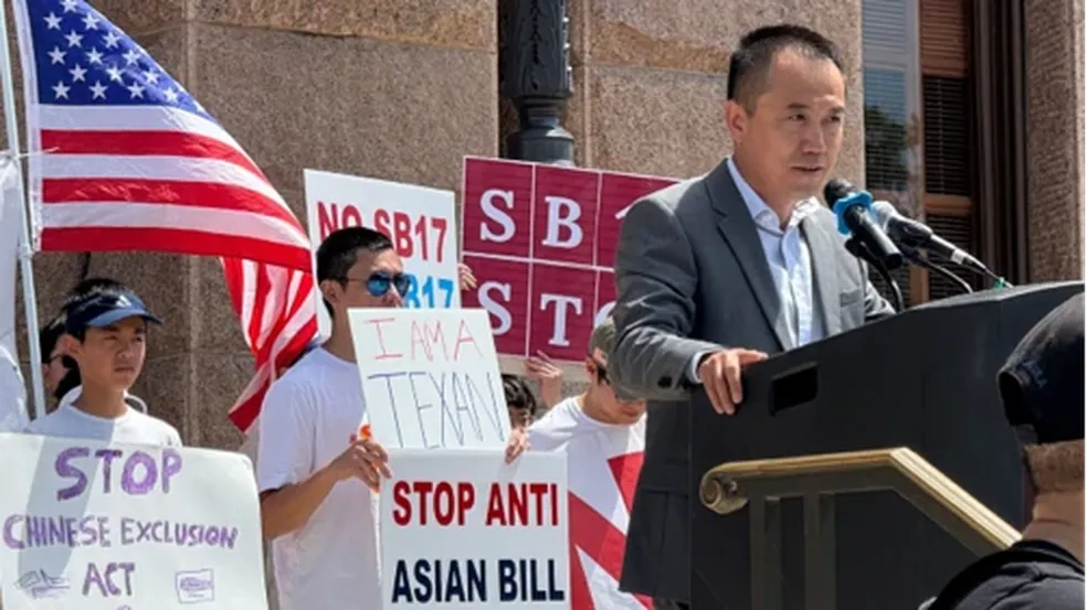 Jason Yuan discursando no comício anti-SB 17 em frente ao Capitólio estadual em Austin, em maio. — Foto: Ning Li, via BBC