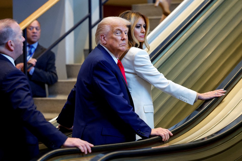 Donald e Melania Trump olham para o lado após escada rolante da ONU travar, em 23 de setembro de 2025 — Foto: REUTERS/Kylie Cooper