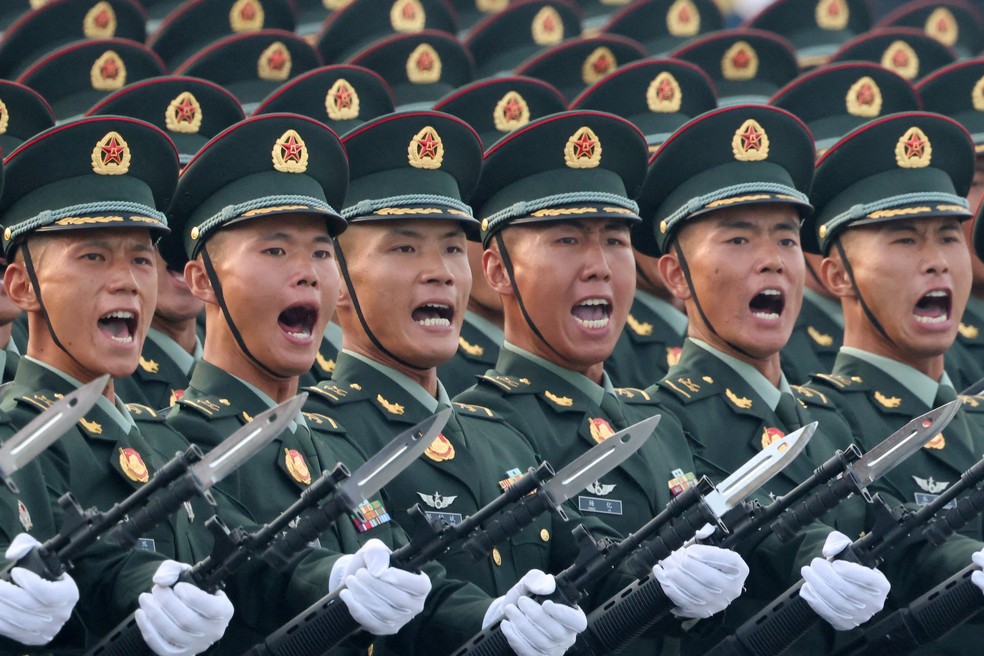 Soldados do Exército de Libertação Popular da China (PLA) marcham durante o ensaio para um desfile militar que marca o 80º aniversário do fim da Segunda Guerra Mundial, em Pequim, China, 3 de setembro de 2025 — Foto: REUTERS/Maxim Shemetov