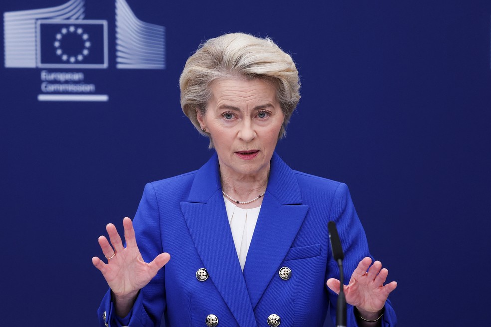 A chefe do Executivo da União Europeia, Ursula von der Leyen, anuncia plano de 800 bilhões de euros da UE contra eventual saída dos EUA da Ucrânia, em 4 de março de 2025. — Foto: Yves Herman/ Reuters