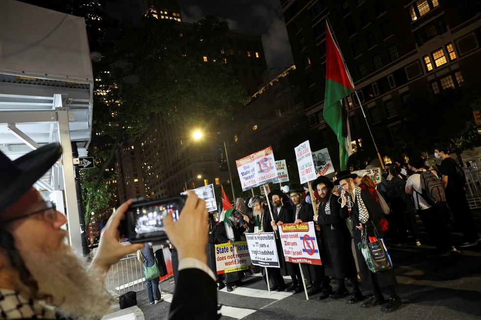 Manifestantes contra o governo Netanyahu e pró-Palestina protestam em frente ao hotel em que o premiê israelense se hospedou para a Assembleia Geral da ONU, em Nova York, nos Estados Unidos, em 25 de setembro de 2025. — Foto: REUTERS/Carlos Barria