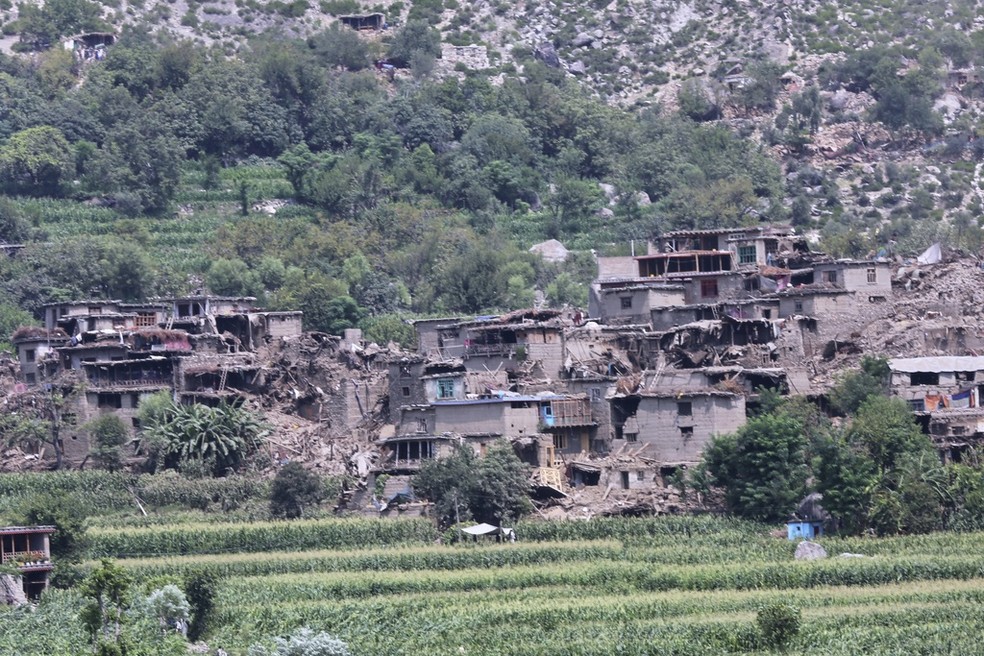 Vilarejo na província de Kunar, no Afeganistão, parcialmente destruído após ser atingido por terremoto de magnitude 6,0 em 1º de setembro de 2025. — Foto: Wahidullah Kakar/ AP