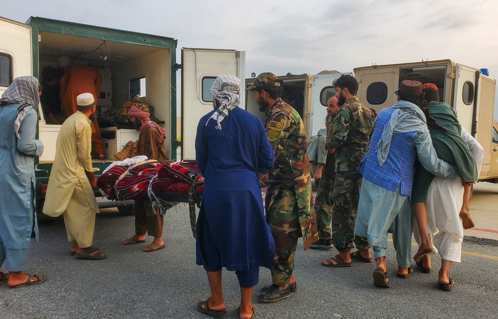 Soldados talebãs carregam corpos de vítimas do terremoto de magnitude 6,0 em aeroporto em Jalalabad, no Afeganistão, em 1º de setembro de 2025. — Foto: REUTERS/Stringer