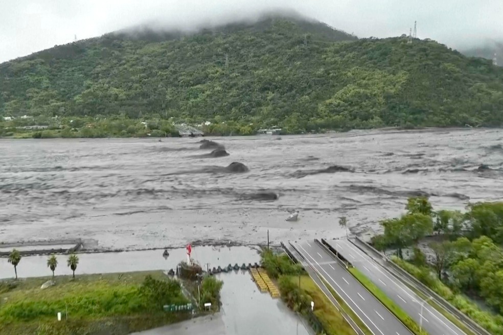 Ponte de Taiwan foi levada pela força da água durante passagem de tufão, em 23 de setembro de 2025 — Foto: Dong Wen Transports via AP