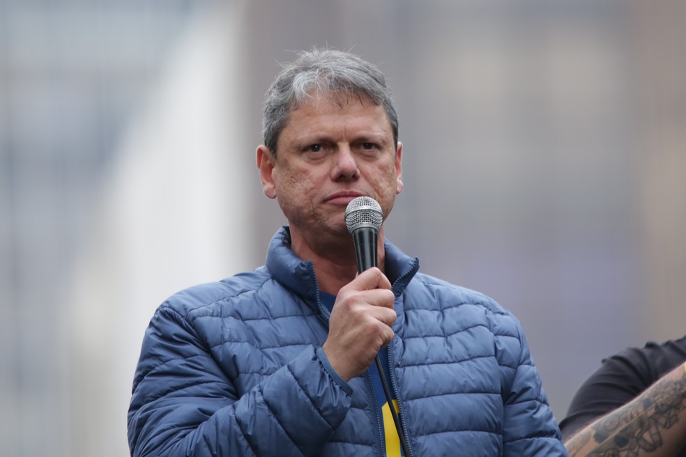 O governador de São Paulo, Tarcísio de Freitas (Republicanos), discursa durante ato na Avenida Paulista, em São Paulo. — Foto: HUMBERTO BISPO/ATO PRESS/ESTADÃO CONTEÚDO