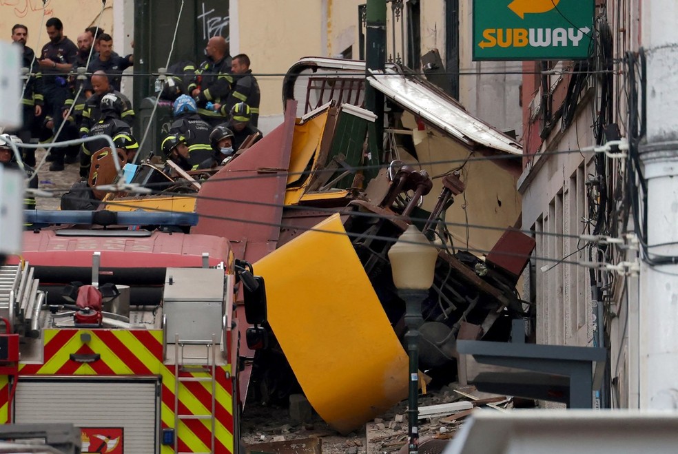 Bondinho de Lisboa descarrila, tomba e deixa mortos e feridos — Foto: Patricia de Melo Moreira/AFP