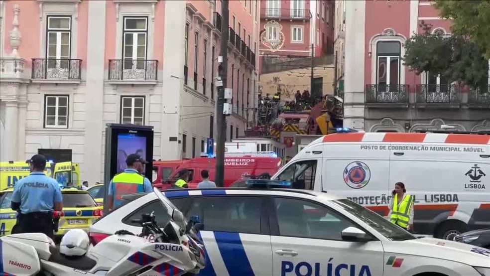 Polícia e equipes de emergência no local de acidente com bonde em Lisboa — Foto: REUTERS
