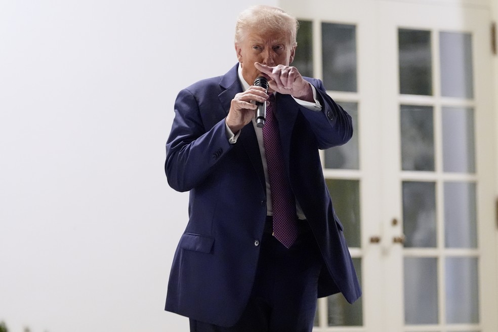O presidente Donald Trump discursou em um jantar no Rose Garden da Casa Branca, na sexta-feira (5) — Foto: AP/Alex Brandon