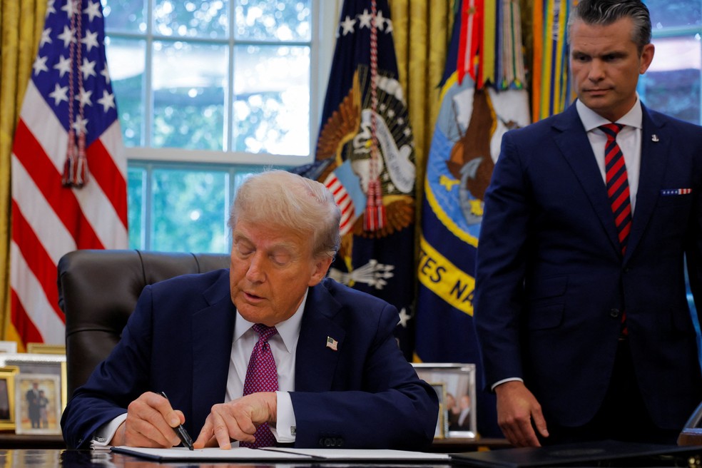 Trump assina medida que muda o nome do Departamento de Defesa, em 5 de setembro de 2025 — Foto: REUTERS/Brian Snyder