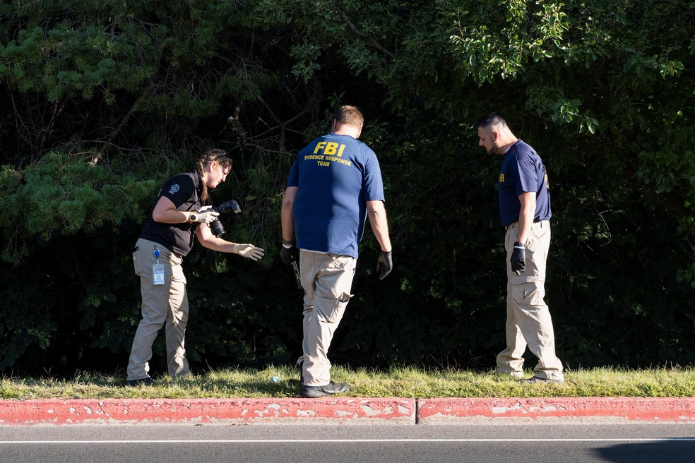 Agentes do FBI fazem buscas em Utah por atirador do ativista Charlie Kirk, apoiador de Donald Trump, assassinado em um ato em uma universidade, em 11 de setembro de 2025. — Foto: Cheney Orr/ Reuters
