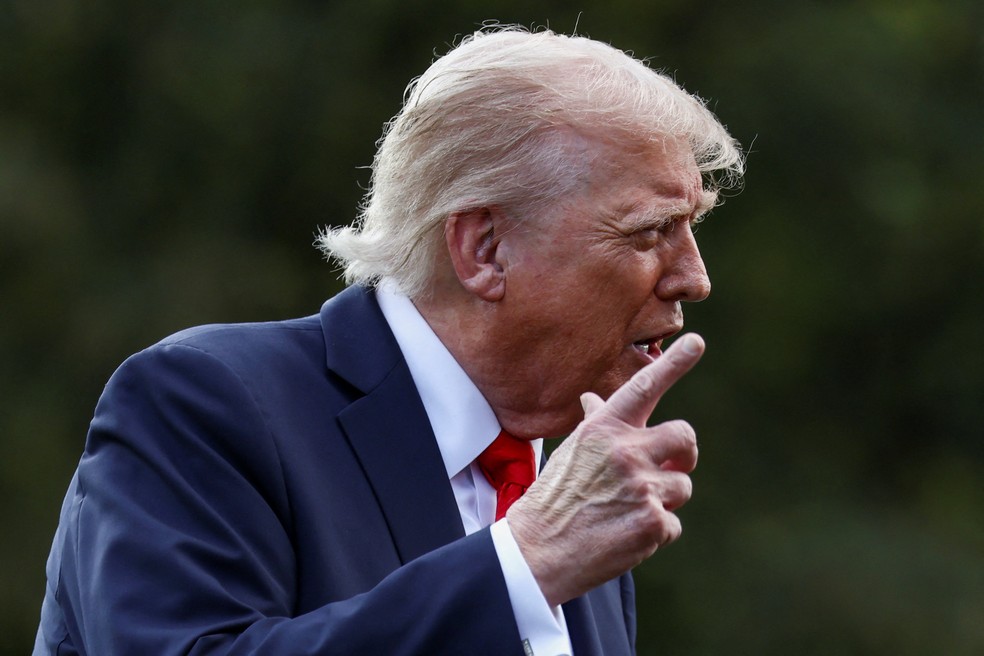 Donald Trump falando a repórteres sobre a caçada ao assassino de Charlie Kirk — Foto: REUTERS/Evelyn Hockstein
