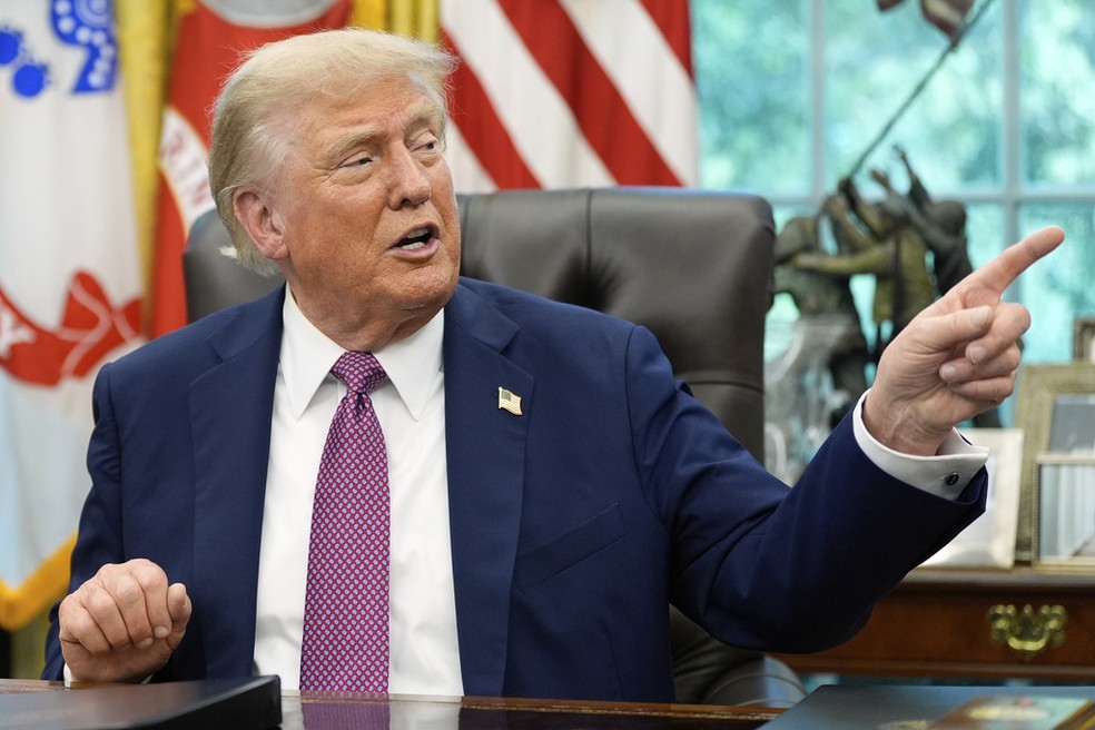Donald Trump assina despacho do Salão Oval da Casa Branca na sexta-feira (5) — Foto: Alex Brandon/AP Photo