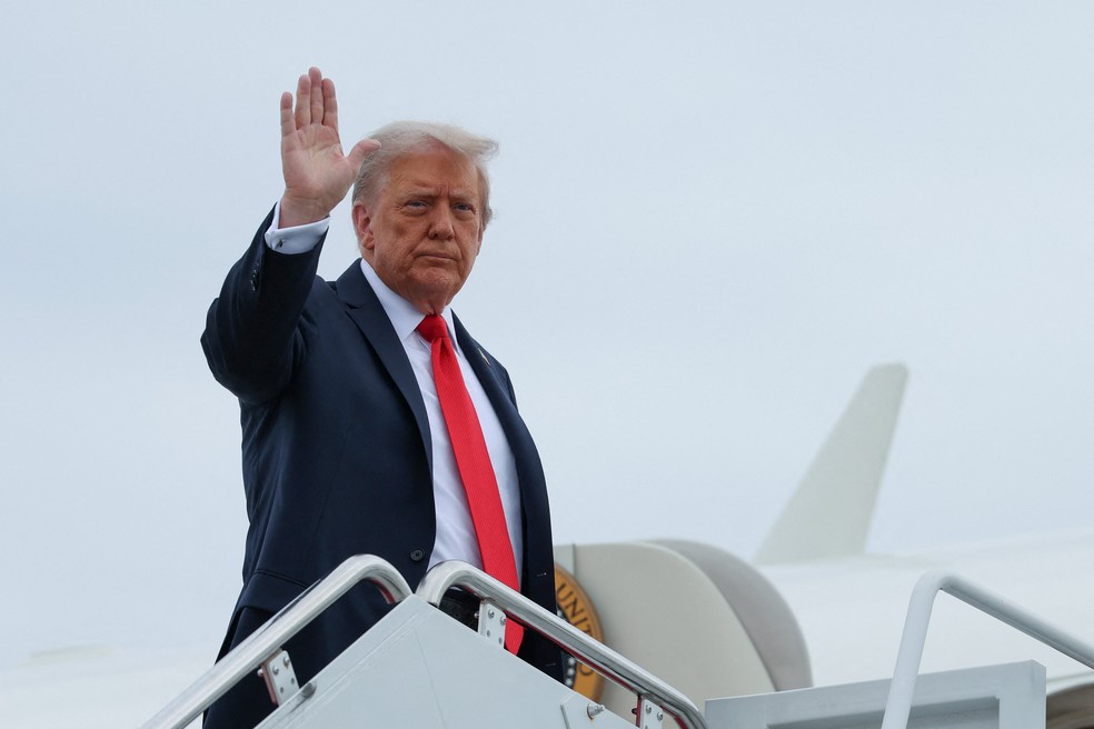Donald Trump acena ao embarcar no Air Force One em Maryland, rumo a Nova York — Foto: Evelyn Hockstein/Reuters