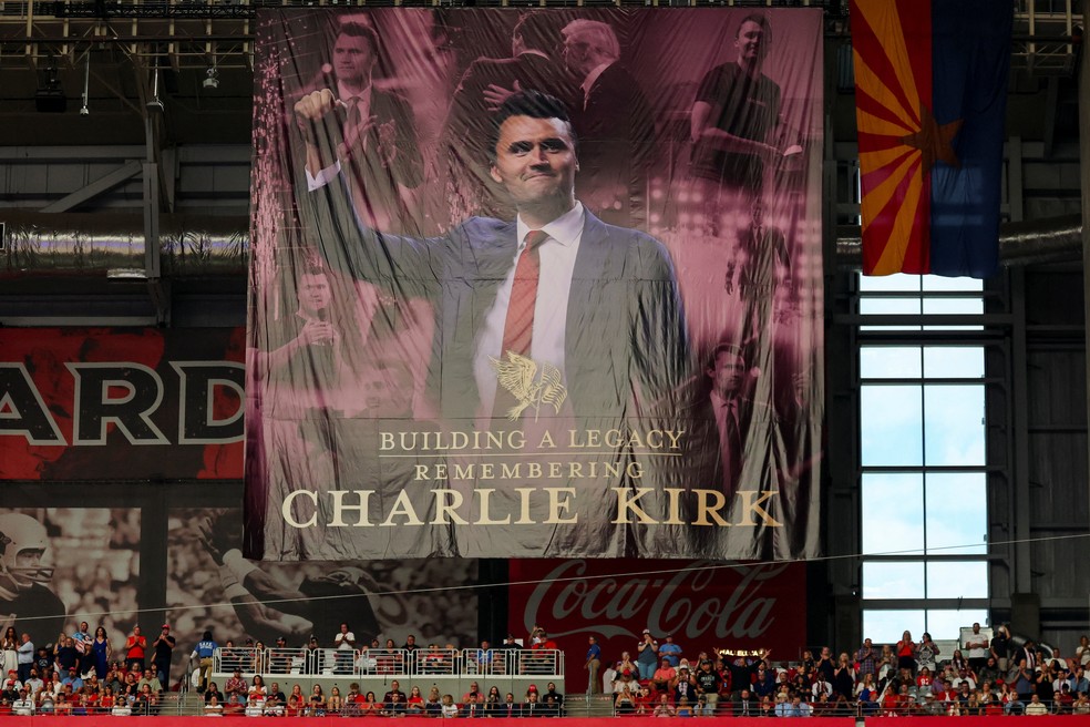 Banner com uma mensagem em memória do comentarista conservador Charlie Kirk, no State Farm Stadium, em Glendale, Arizona, EUA. — Foto: Reuters