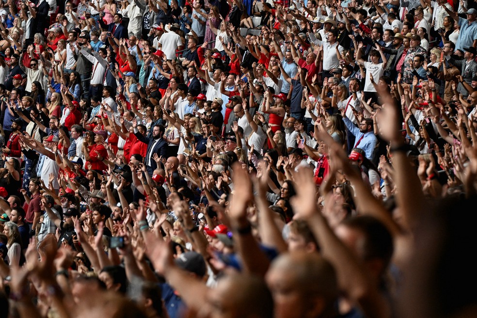 Multidão participa do funeral de Charlie Kirk no State Farm Stadium, em Glendale, Arizona, EUA. — Foto: Reuters