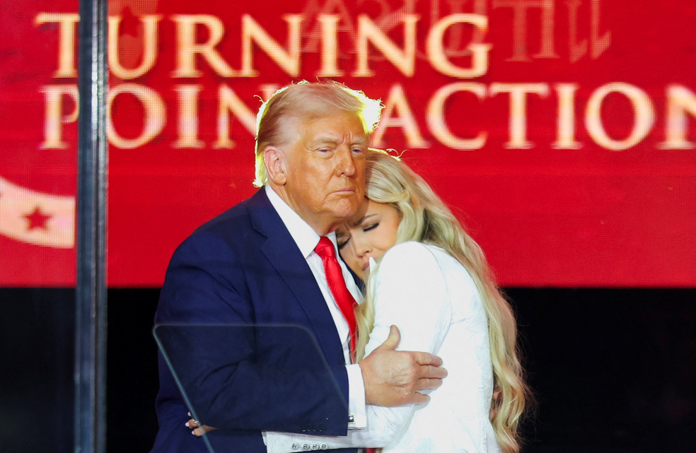 Trump abraça Erika Kirk, viúva de Charlie Kirk, durante funeral do ativista conservador, no State Farm Stadium, em Glendale, Arizona. — Foto: Reuters
