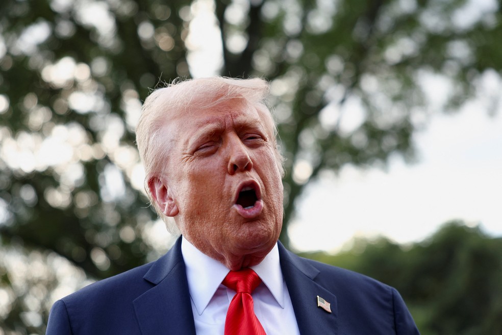 O presidente dos EUA, Donald Trump, falou à imprensa antes de embarcar no helicóptero Marine One rumo a Nova York, em Washington, DC, em 11 de setembro de 2025. — Foto: Reuters/Evelyn Hockstein